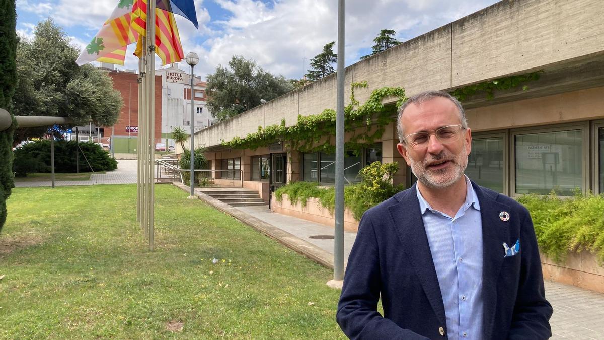 Casellas, davant de l'edifici de la Guàrdia Urbana de Figueres. | PSC FIGUERES