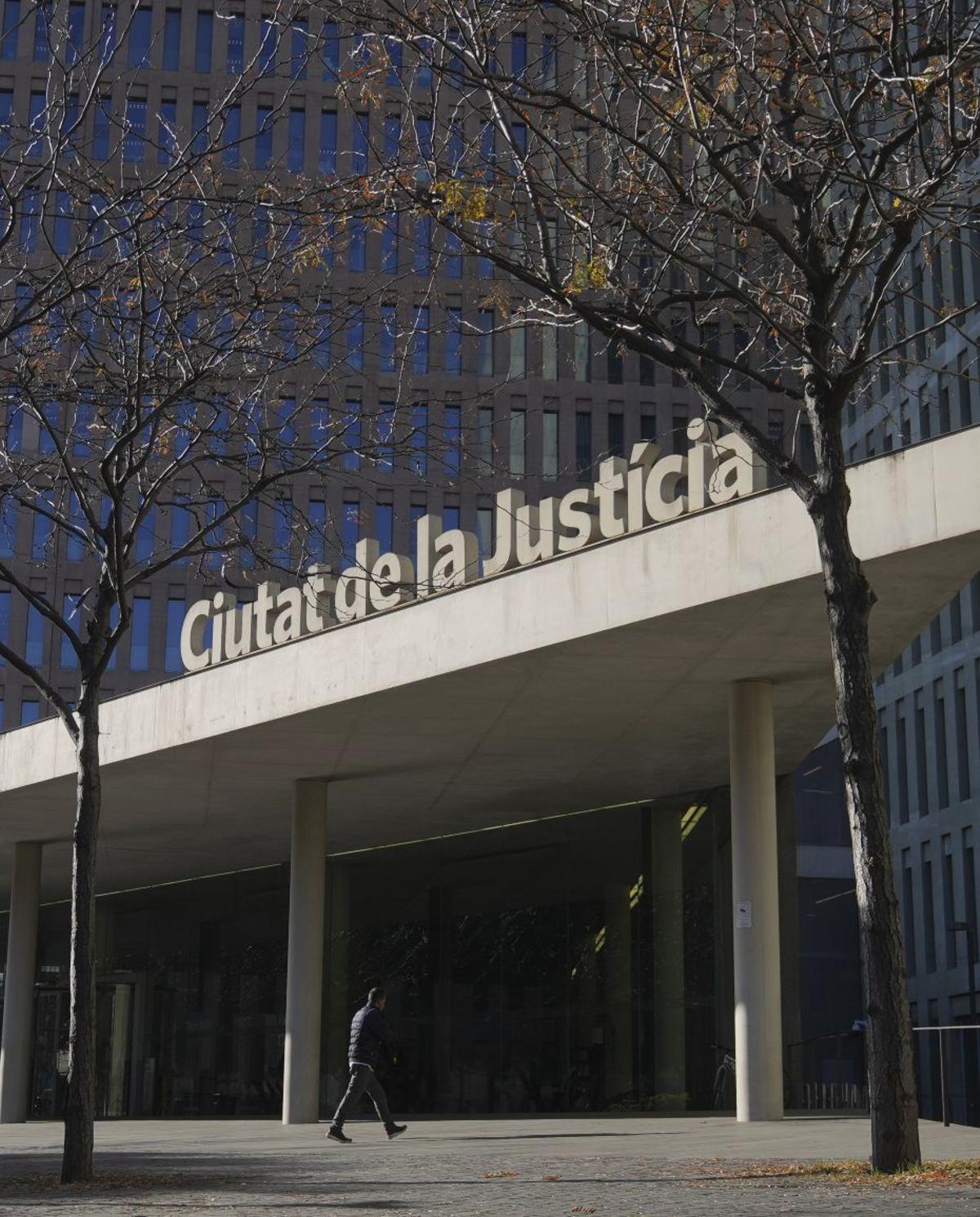 Frenada la investigació a un notari de BCN que estafava ancians