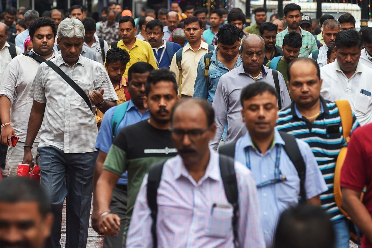 Hora punta en la estación de tren en Bombay