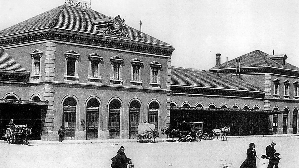 Fachada de la estación de ferrocarril de Campo Sepulcro inaugurada en 1896 para trenes de la línea Madrid-Zaragoza-Alicante (MZA) en 1912