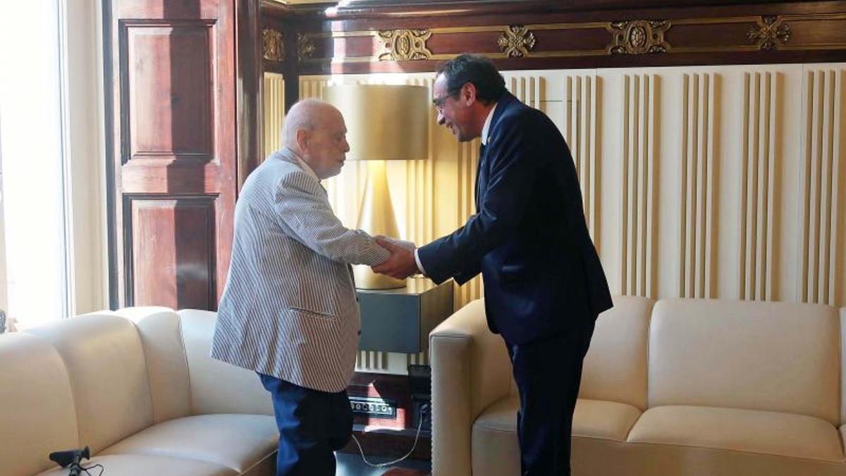 El president del Parlament, Josep Rull, recibe al expresident, Jordi Pujol