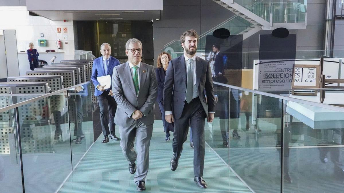 El vicepresidente, García-Gallardo, a la derecha, junto al consejero de Industria, Mariano Veganzones, a su llegada ayer a la reunión. | M. Chacón - Ical