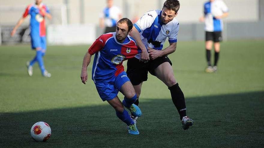 Acebal disputa un balón en el duelo ante el Tuilla de la campaña 2013-14.