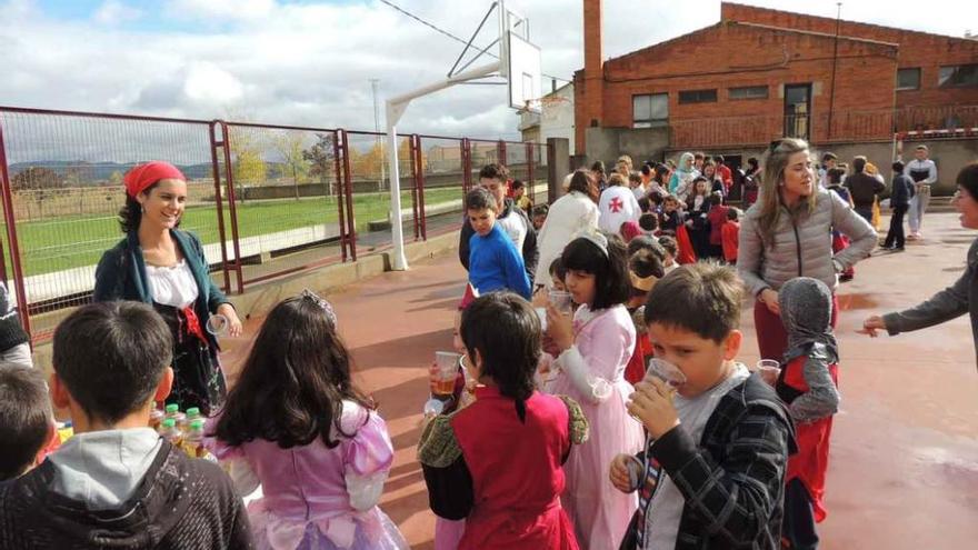 Niños y profesores, en el patio del colegio de Santibáñez de Vidriales. Foto M. A. C.