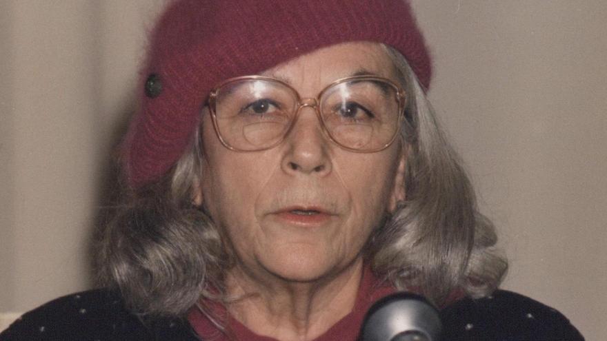 Carmen Martín Gaite en una conferencia en València en los años 90