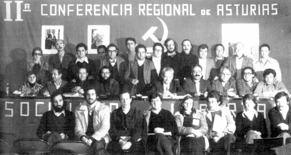 INTEGRANTES DEL COMITE REGIONAL DEL PARTIDO COMUNISTA, ELEGIDOS EN LA II CONFERENCIA REGIONAL DE ASTURIAS CELEBRADA EN SAMA DE LANGREO EN MARZO DE 1977. POR LA IZQUIERDA, DE PIE: CONCHITA VALDES, ANTONIO ARECES, ALBERTO MUÑIZ, ANGEL ALONSO, VICENTE ALVAREZ ARECES, MANUEL NEVADO, MANUEL SANCHEZ, MANUEL MENENDEZ QUINTERO, FRANCISCO PRADO ALBERDI, GIL GUERREIRO, ALBERTO ALVAREZ, ANGEL ZAPICO, ANGEL LEON Y RAMON IGLESIAS. SENTADOS, EN LA FILA DEL MEDIO: MAGALI SUAREZ, CONSTANTINO ALONSO, FAUSTO SANCHEZ, LUIS A. LOBATO, HORACIO FERNANDEZ INGUANZO, VICENTE GUTIERREZ SOLIS, MARIO HUERTA, CARLOS DAGO Y EMILIO HUERTA. EN PRIMERA FILA, JOSE TROTEAGA, JAVIER ALVAREZ, JOSE GARCIA, JOSE LUIS IGLESIAS RIOPEDRE, MARGARITA LESMES, JOSE IGNACIO PEREZ CUARTERO, EVANGELINA MORAN Y GERARDO IGLESIAS