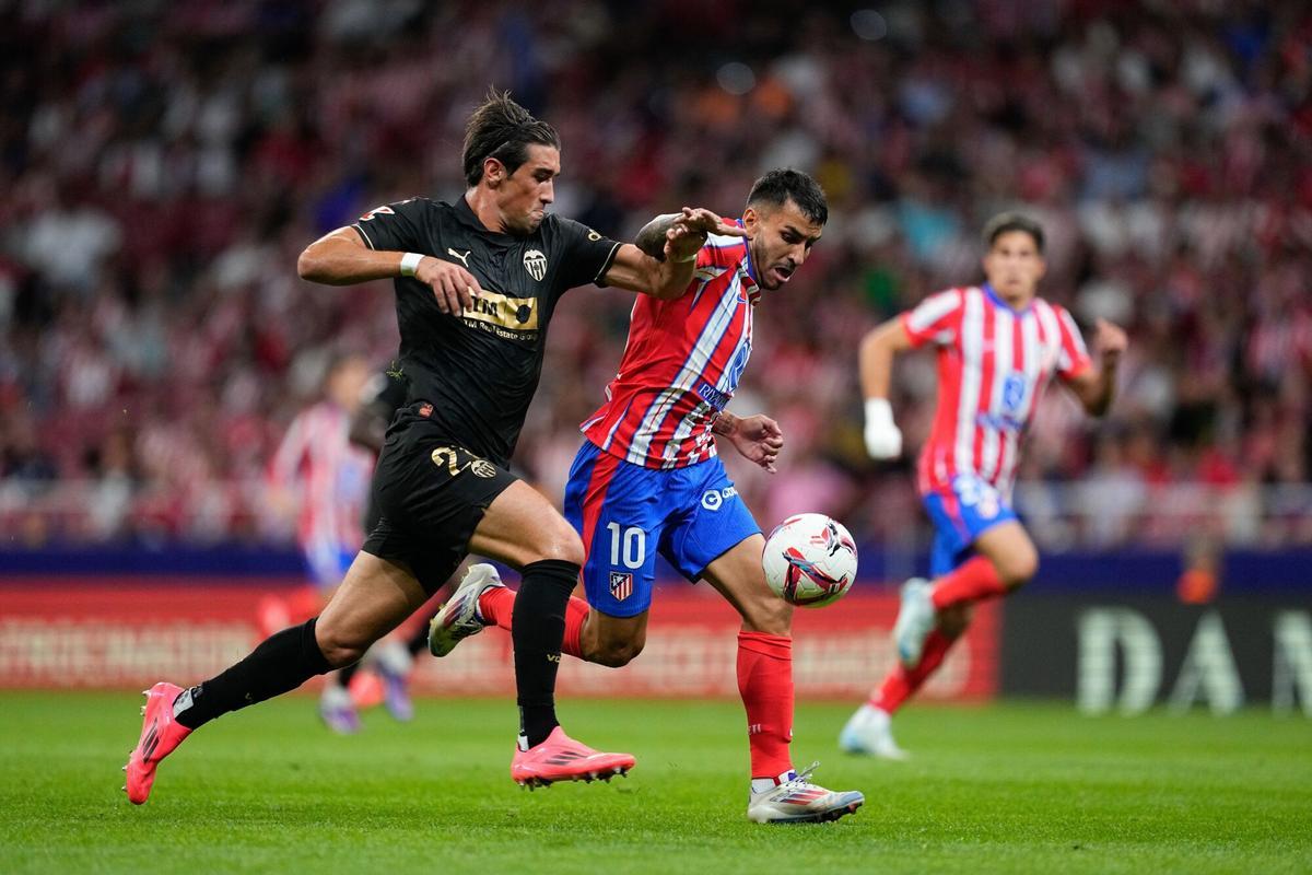 15/09/2024 Angel Correa of Atletico de Madrid and Jesus Vazquez of Valencia in action during the Spanish League, LaLiga EA Sports, football match played between Atletico de Madrid and Valencia CF at Civitas Metropolitano stadium on September 15, 2024, in Madrid, Spain. DEPORTES Oscar J. Barroso / AFP7 / Europa Press