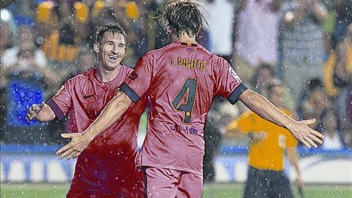 Messi acude a abrazarse con Rakitic después del gol del croata, ayer.