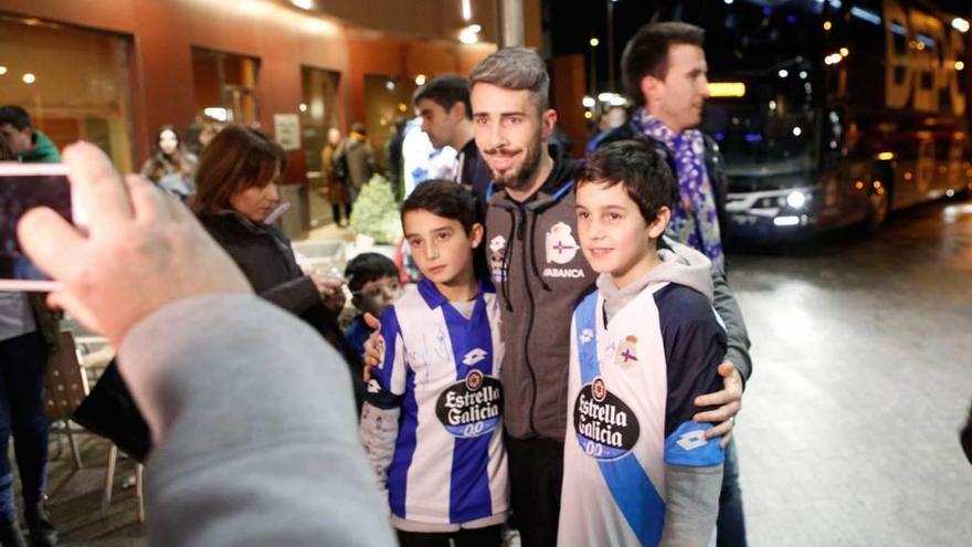 Luisinho, con dos seguidores deportivistas.