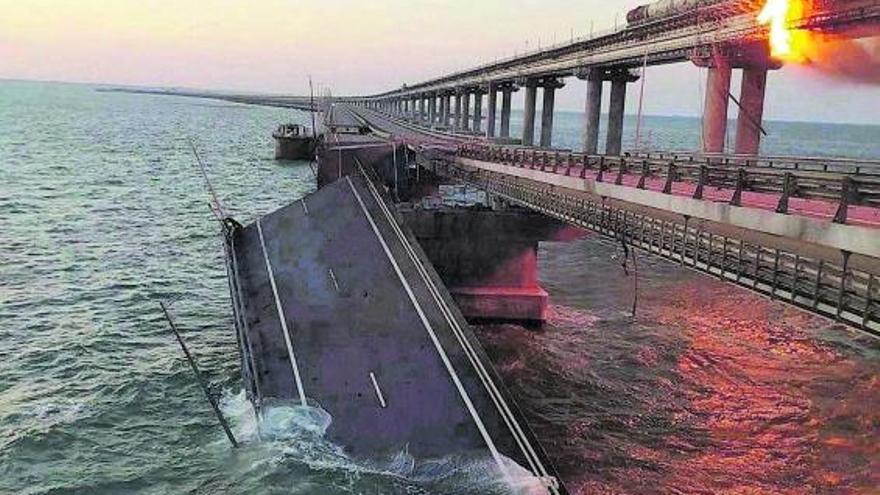 Destrucció d’una part del pont de l’estret de Kertx després de l’explosió | EFE