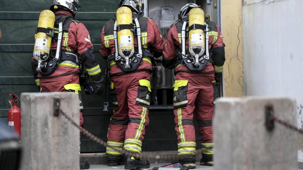Tres bomberos en una intervención en la calle Francisco Gourié.
