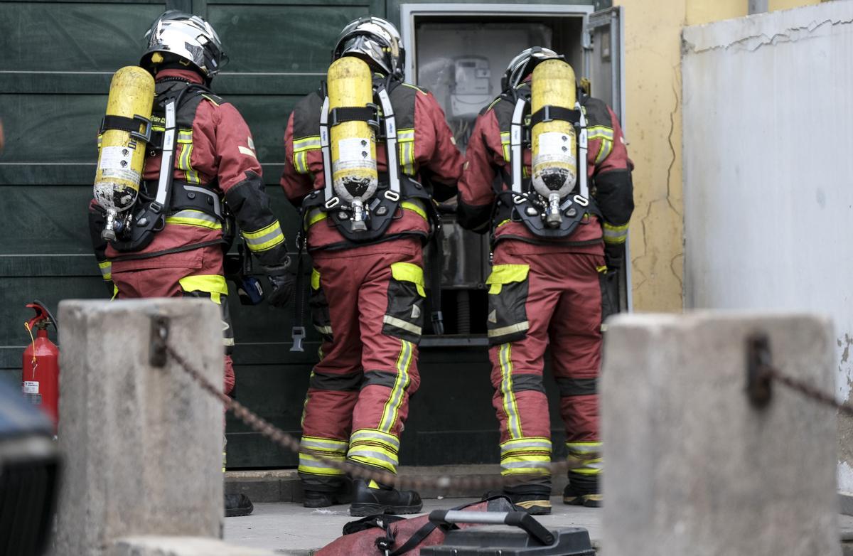 Tres bomberos en una intervención en la calle Francisco Gourié.