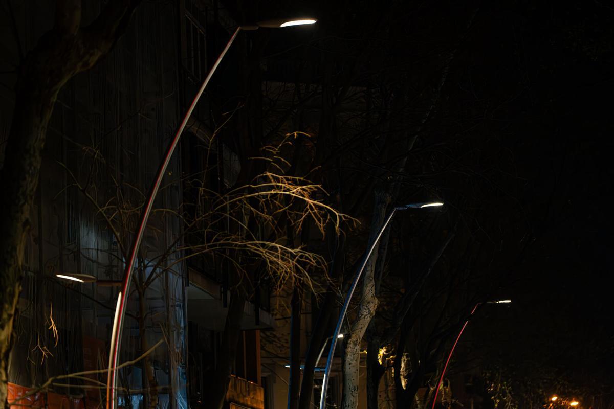 Bacelona 03/04/25 Barcelona. Barcelona está renovando las farolas de la ciudad con un modelo de iluminación que prioriza la luz blanca en lugar de la amarilla. Necesitamos imágenes de estas nuevas farolas que se han instalado recientemente Consell de Cent (entre Nàpols y Sicília). Luz blanca, nuevas farolas. AUTOR: MANU MITRU
