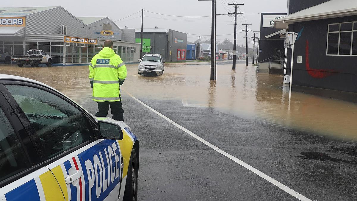 La Policía de Nueva Zelanda proporciona ayuda ante las inundaciones en la ciudad neozelandesa de Whangarei.