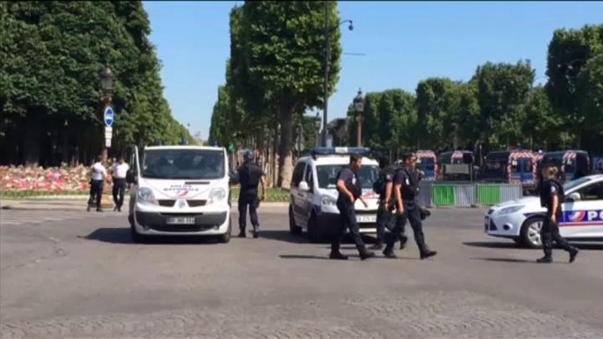 Un hombre muere tras atacar con su coche un furgón policial en los Campos Elíseos