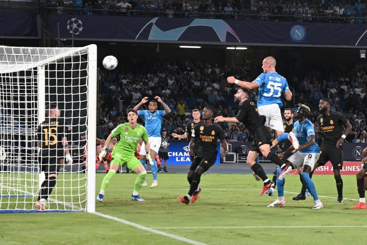 Ostigard remata el primer gol del partido para el Nápoles ante el Real Madrid.