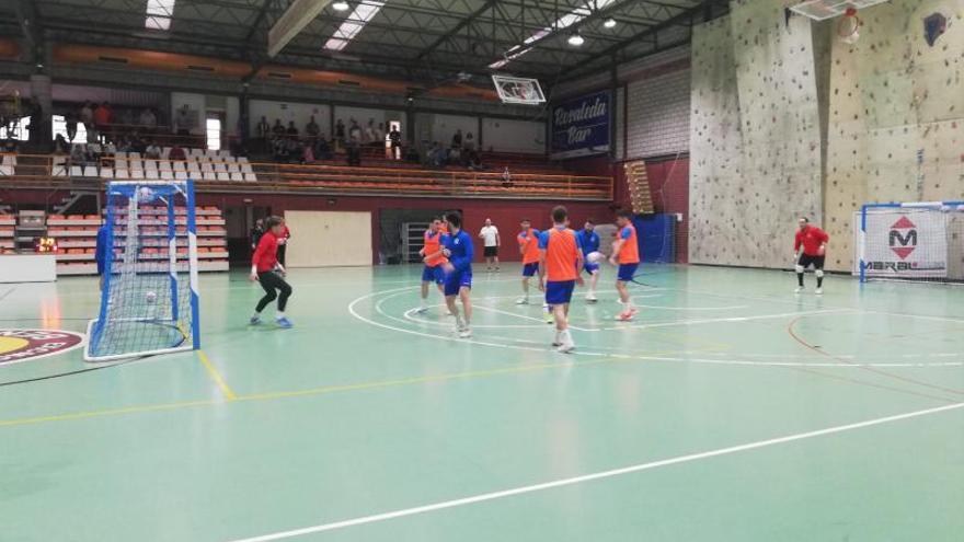 Imágenes del entrenamiento de puertas abiertas llevado a cabo ayer por el Caja Rural Atlético Benavente. | C. G.