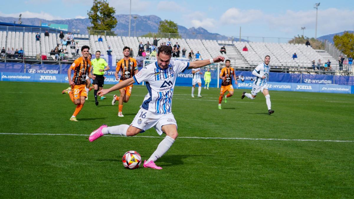 David Rodríguez dispara a puerta, en el que supuso el segundo gol del equipo balear