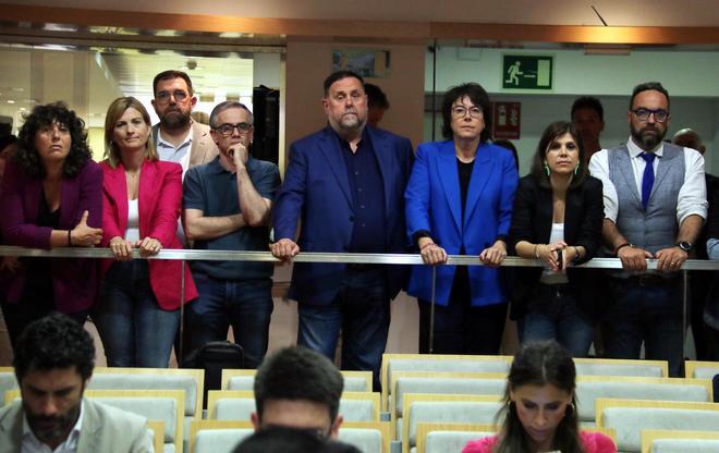 Oriol Junqueras y otros miembros de la dirección siguiendo el lunes la comparecencia de Aragonès.