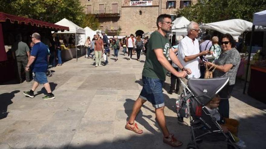 Parades a la plaça Gran durant la Fira de Sant Miquel