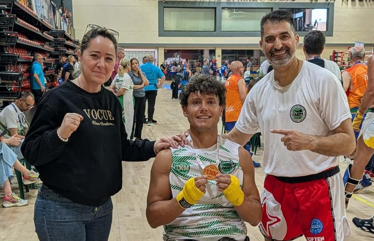 Cisco García, en el centro, con la medalla de oro conquistada en La Nucía.