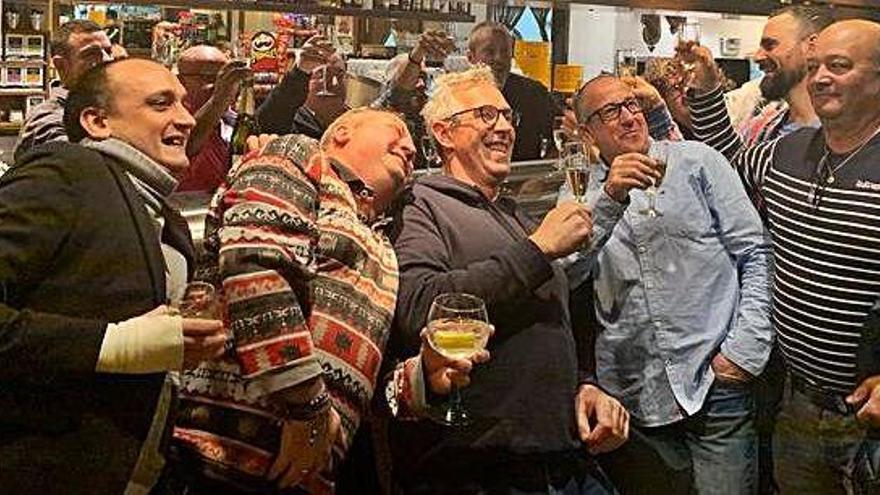 Un grup de penyistes de la Ceretana celebrant el premi, a Puigcerdà