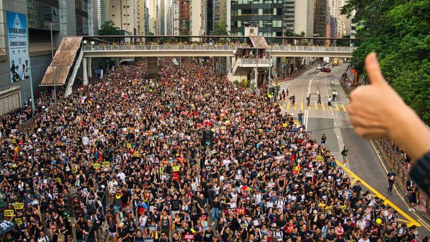 Miles de manifestantes protestan por la ley de extradición.