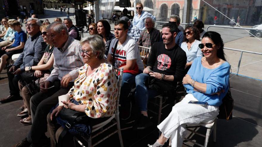 Público siguiendo el showcooking. Sentados en la segunda fila, en primer término, Iratxe Miranda y Adri San Julián, de Yume. | M. Villamuza