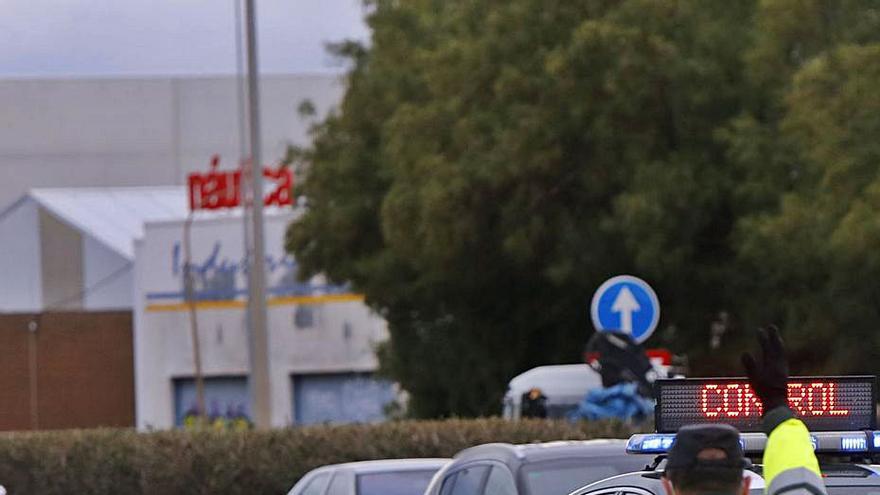 La Guardia Civil monta un control en una salida de València.  | LEVANTE-EMV