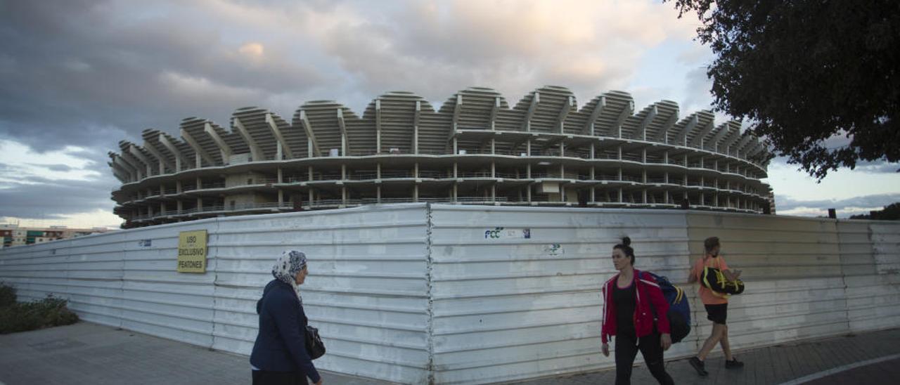 El nuevo campo de Mestalla, en Corts Valencianes, está parado desde 2009.