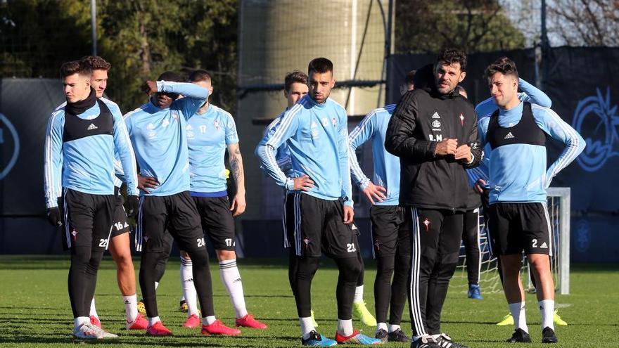 Uno de los ayudantes de Óscar da instrucciones durante el entrenamiento del lunes.