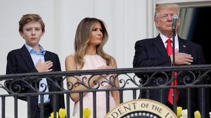 Melania recorda al seu marit que s’ha de posar la mà dreta al cor mentre sona l’himne dels EUA.