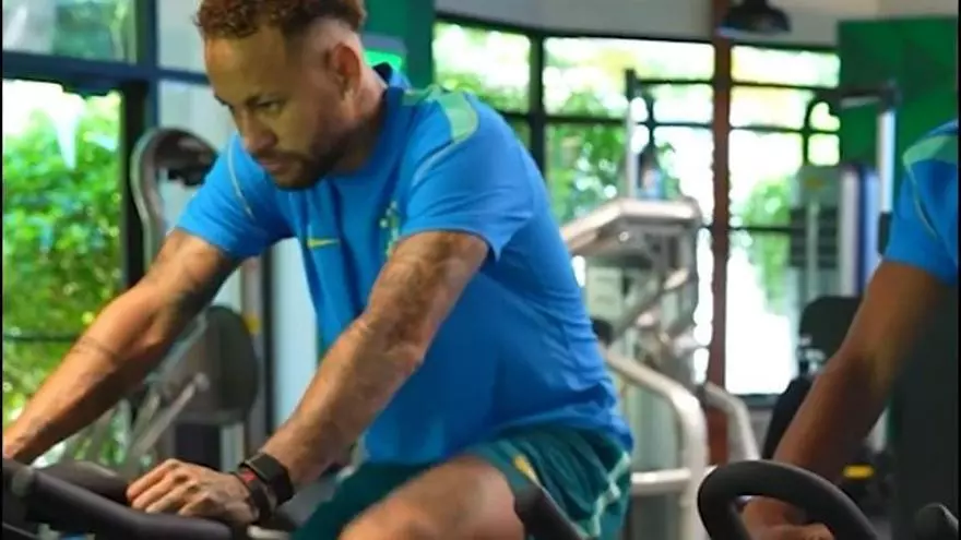 Neymar se entrena con sus compañeros