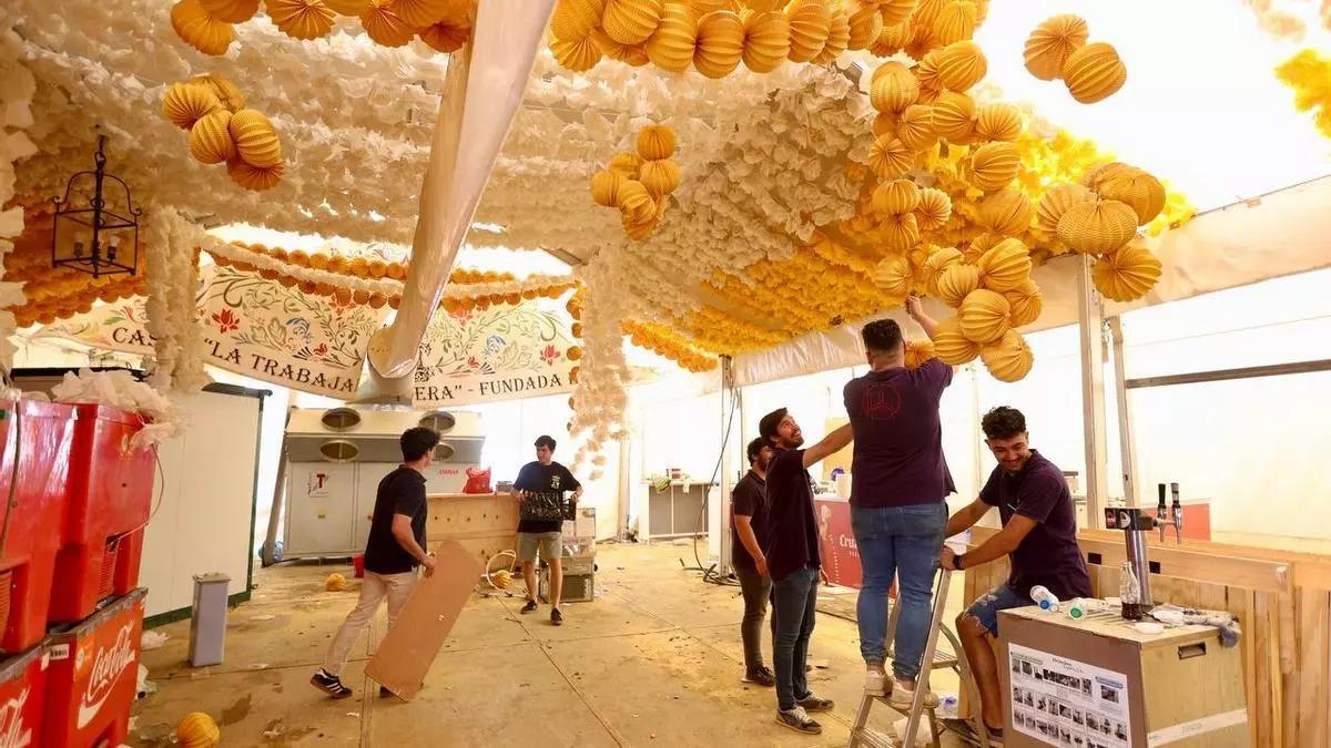 Desmontaje de una caseta durante la pasada Feria de Mayo.