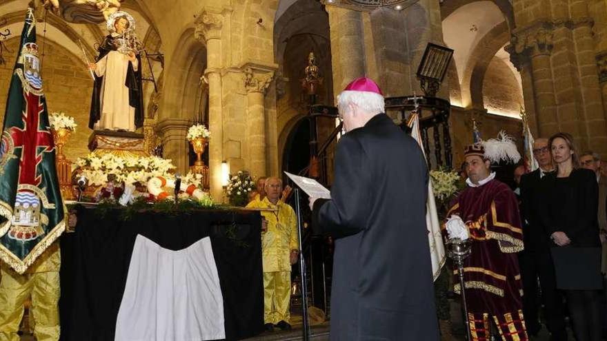 El obispo monseñor Quinteiro Fiuza durante su plegaria ante la imagen de San Telmo, en la catedral de Tui. // Ricardo Grobas