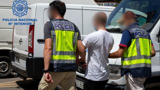 El neonazi detenido en Cartagena tenía un arsenal de armas y el 'Mein Kampf' de Hitler