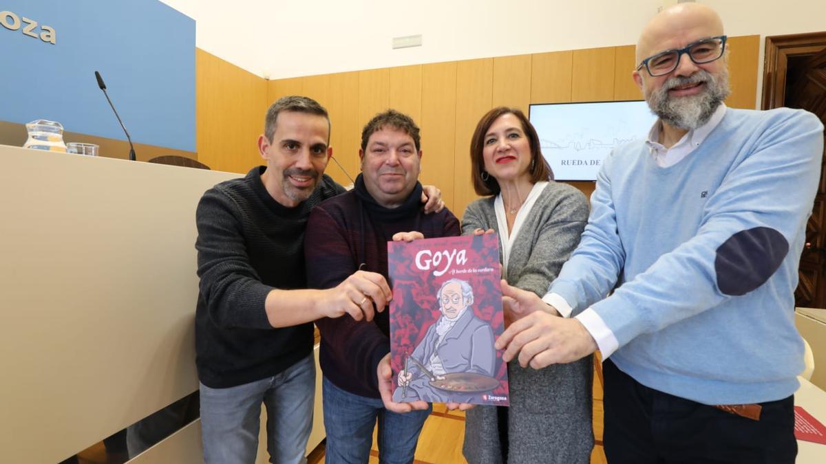 Bernal, Jorge Asín, Sara Fernández y Juan Royo, con el cómic 'Goya, al borde de la locura'.