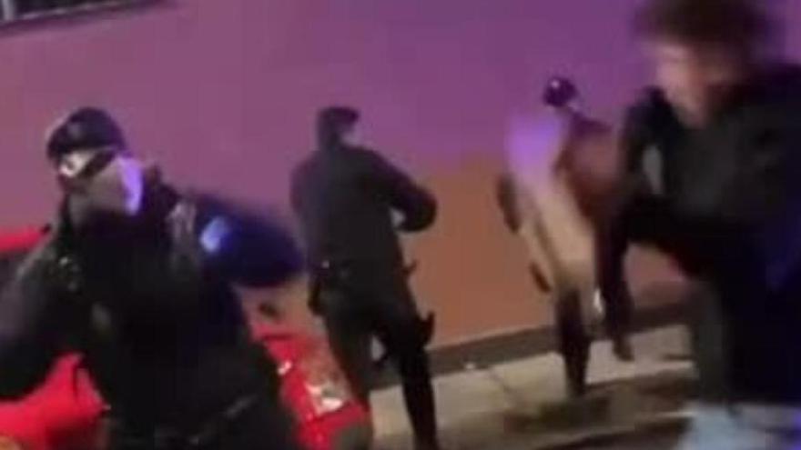 Cinco jóvenes acaban detenidos por agredir a policías en Canarias