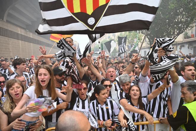 Galería | Ambientazo en la previa del Castellón-Eibar y el recibimiento del bus en la calle Huesca