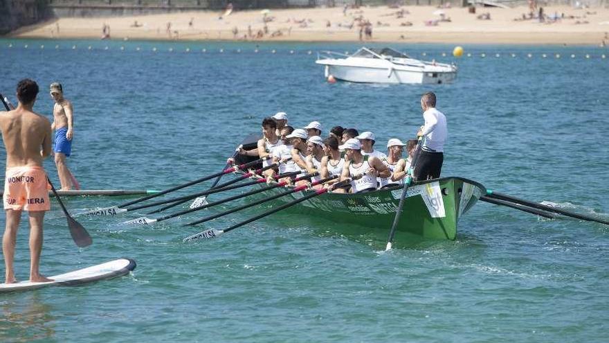 La trainera de Samertolaméu antes de la Bandera Bahía de Mera. // Miguel Miramontes/Roller Agencia