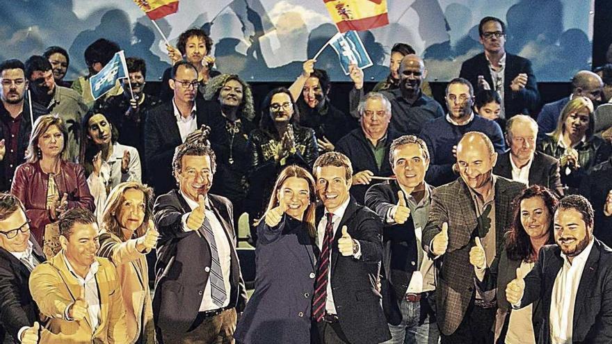 Pablo Casado con Marga Prohens y Biel Company ayer en un acto en Eivissa.