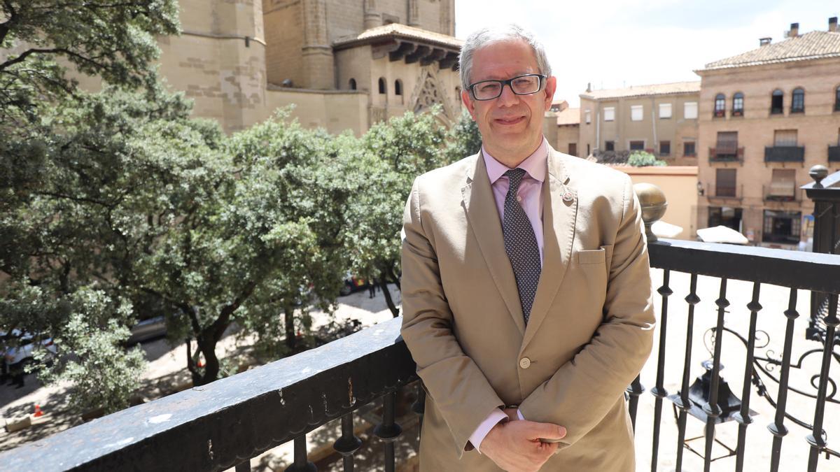 Fernando Tricas, ayer, en el balcón del Ayuntamiento de Huesca.