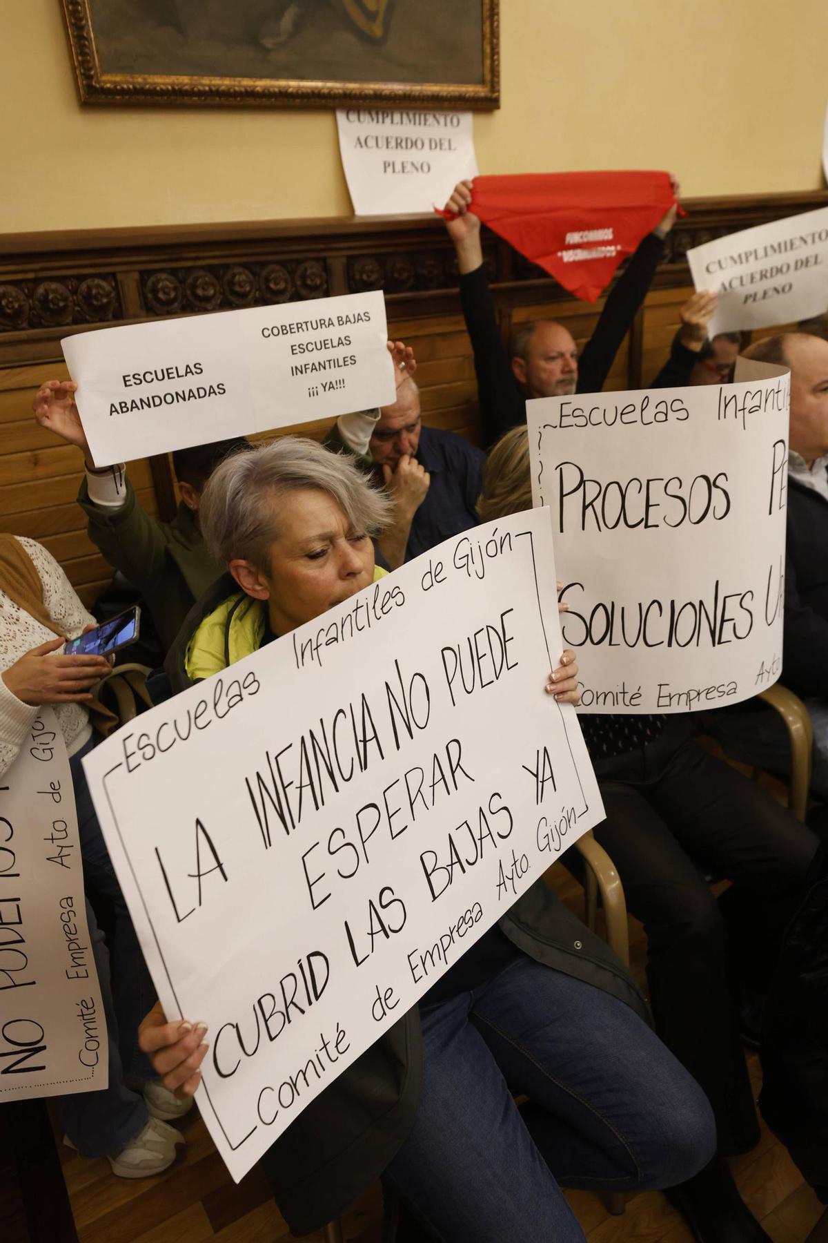 Representantes de las escuelas infantiles con sus pancartas reivindicativas.