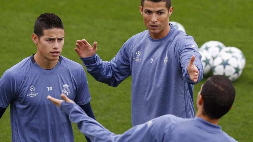 James y Cristiano Ronaldo, durante el entrenamiento de ayer del Real Madrid. // Paco Campos