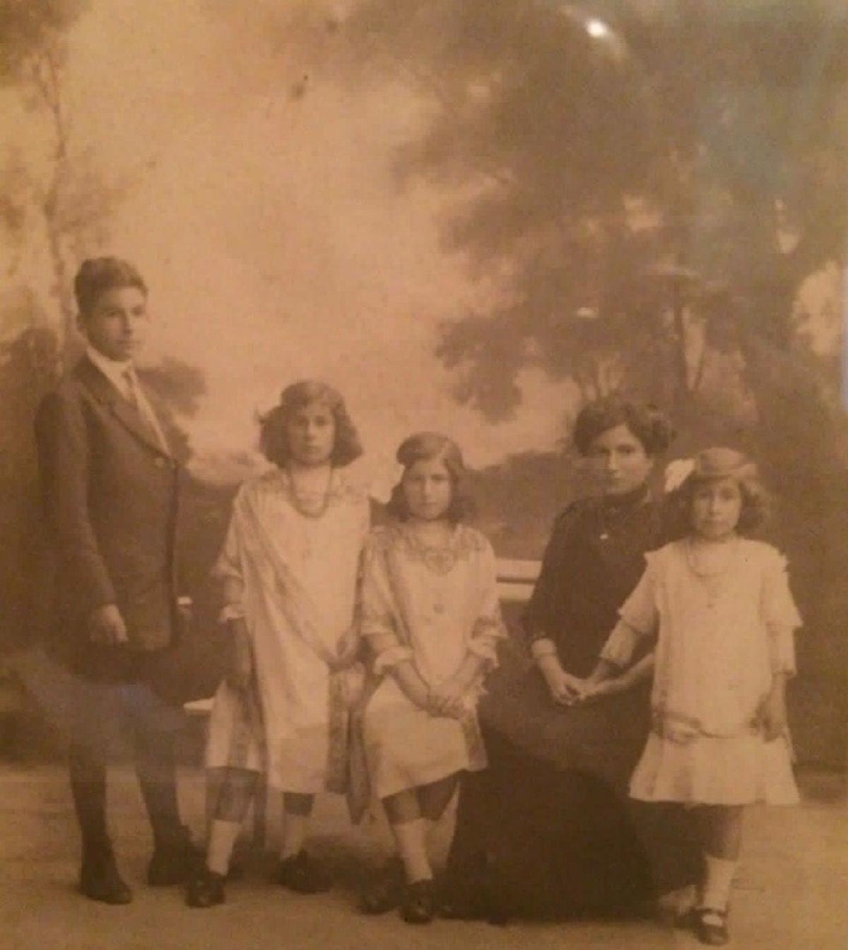 Doña Encarnacion, ya viuda, con sus cuatro hijos.