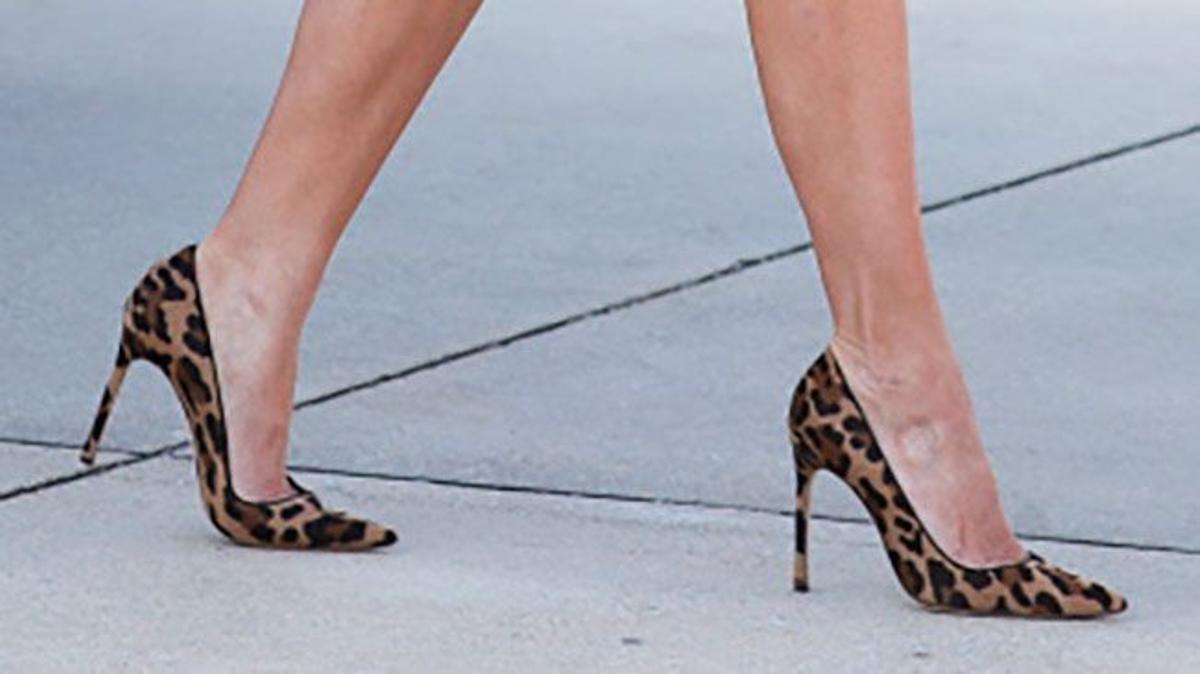 Melania Trump, con zapatos print animal, destino a África