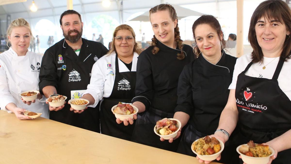 Los cocineros muestran raciones de las cuatro variedades de cocido que se sirven a un precio de 5 euros.   | // BERNABÉ/ANA AGRA