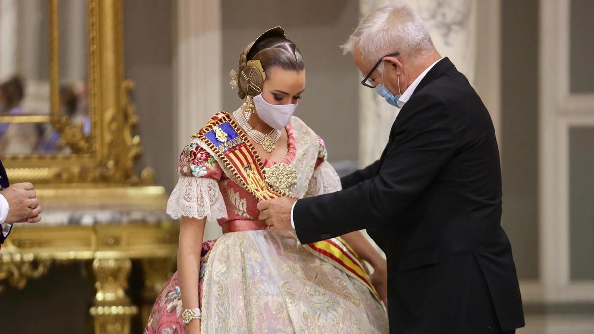 Joan Ribó impone la banda a Consuelo Llobell.