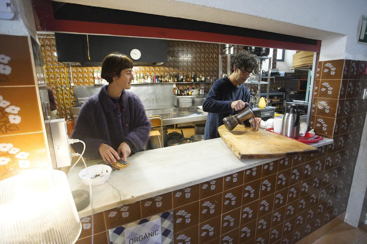 Mireia Cardús i Maus es preparen el cafè a la cuina