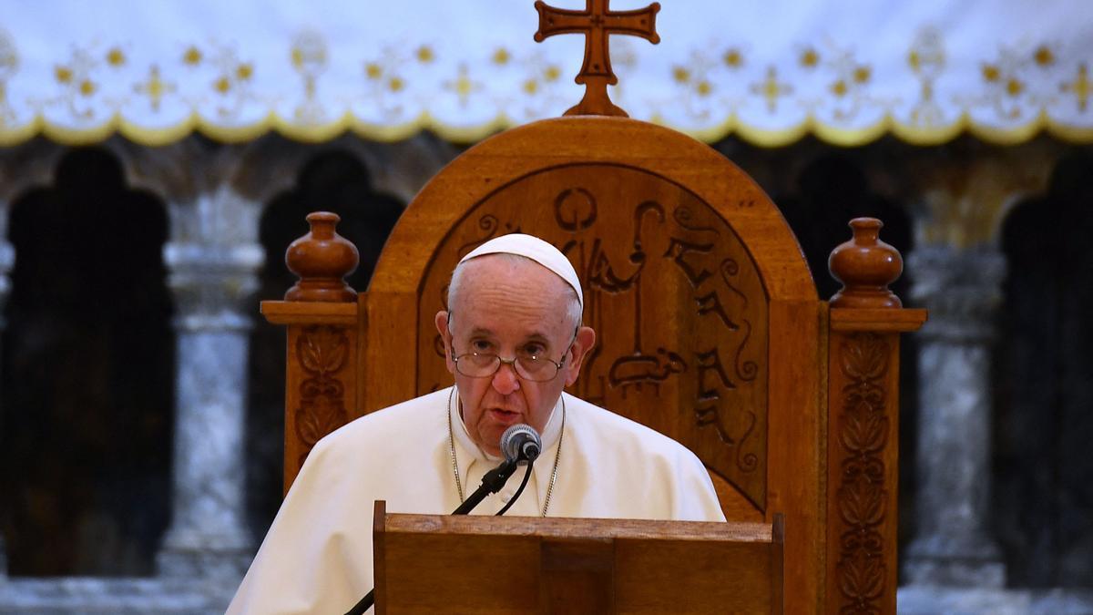 El papa Francisco oficia una misa cerca de Mosul